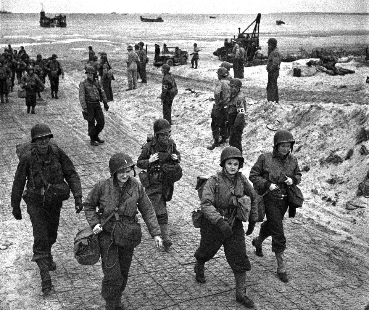 Army nurses landing in Normandy